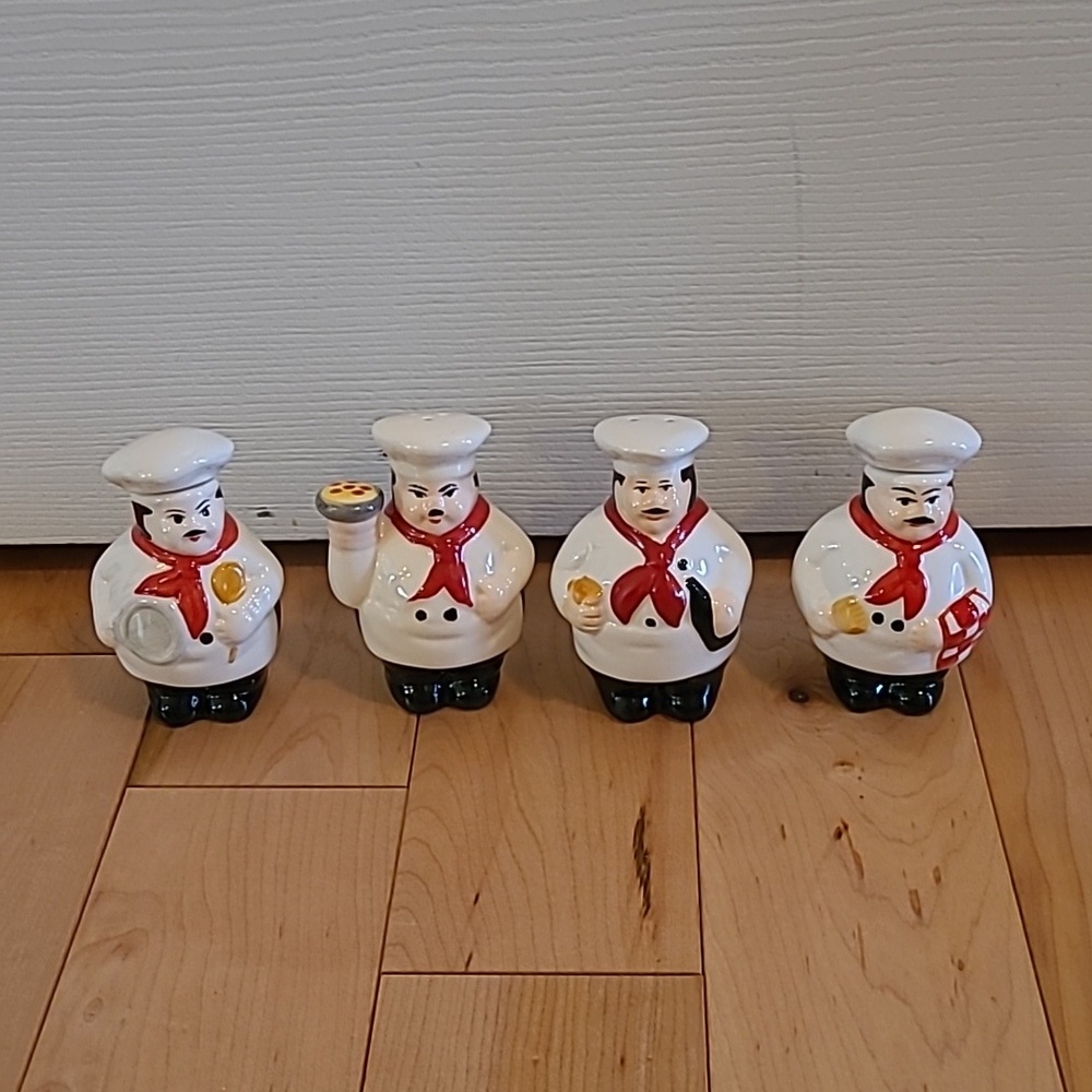 Vintage Readers Digest pizza chef salt and pepper shakers and 2 small bottles